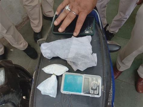 Police Caught Two Miscreants From Lockgate In Lockdown Smack Of 5 Lakh Rupees Pistol Recovered