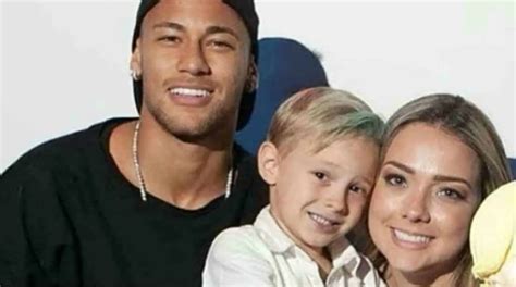 Mãe do filho de Neymar rebate críticas por contratar babá e desabafa