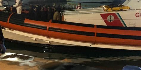 Nuovo Sbarco A Roccella 95 Migranti Soccorsi Dalla Guardia Costiera