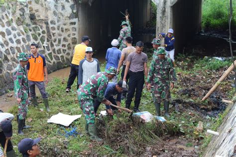 Antisipasi Banjir Kodim Batang Korem Wk Bersihkan Sungai