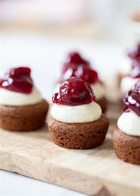 Mini MonChou Slofjes Met Kersen Zoetrecepten Fancy Desserts Cake