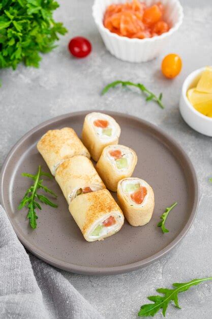 Rollos de panqueques finos o rollos de crepes con salmón ahumado queso