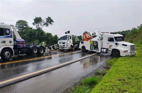 Caminh O Placa De Frg Tomba E Deixa Motorista Ferido Na Pr Em