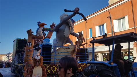 Carnevale A Latina Successo Per La Sfilata Dei Carri Con Le Maschere E Le Majorette