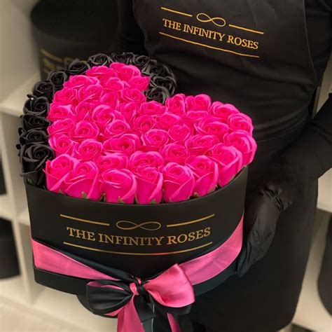 Pin By The Infinity Roses On Roses Box Luxury Flower Bouquets Flower