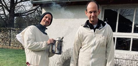 Apiculteurs dans un petit village de l Eure ils présentent leur travail