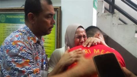 Momen Haru Ibu Ken Admiral Peluk Anak Akbp Achiruddin Ayah Korban