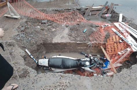 Pudo ser una tragedia motociclista cayó a un pozo con agua en plena