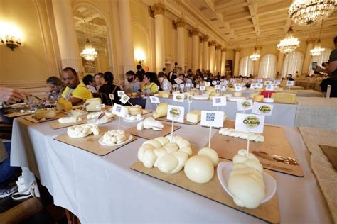 Araxá sedia a maior feira de queijos artesanais do Brasil e premia os