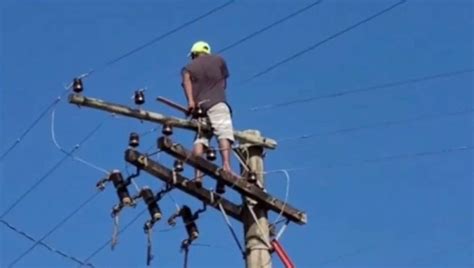 Homem Fica 24h Em Cima De Poste Para Fugir Da PM Em Minas Gerais