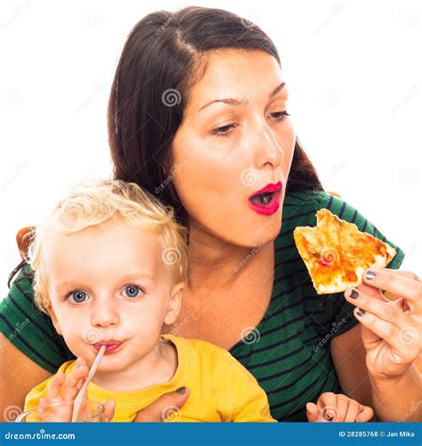 Femme Mangeant Le Boire De Pizza Et Denfant Photo Stock Image Du