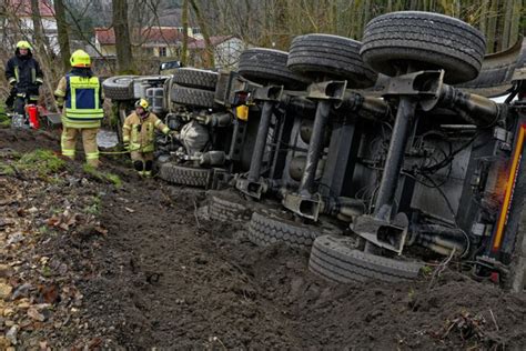 Umgekippter Lkw blockiert Straße