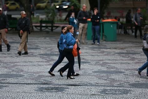 Rio Ter Tempo Inst Vel Chuva Marinha Alerta Para Ressaca