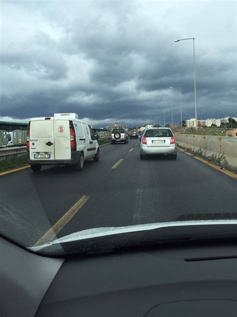 Reggio è una mattinata terribile sulle strade tamponamento anche