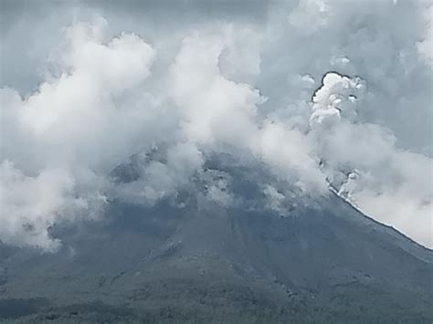 Gunung Lewotobi Laki Laki Di Flores Timur Erupsi Distori