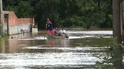 Rio Capivari Baixa Ap S Enchente Em Monte Mor E Fam Lias Come Am A