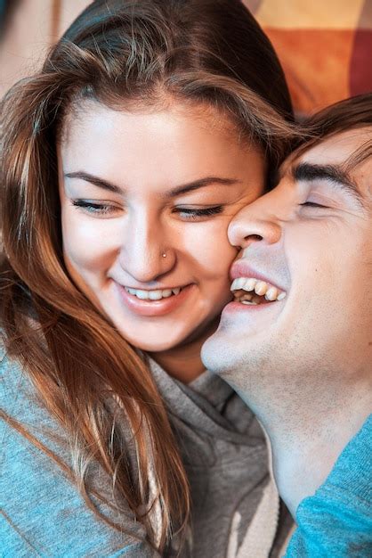 Pareja de enamorados divirtiéndose en el estudio Foto Premium