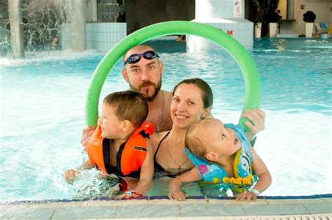 Vacaciones Familiares En El Parque Acu Tico Los Ni Os Se Regocijan