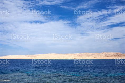 tenang laut  biru sky background konsep alam foto stok