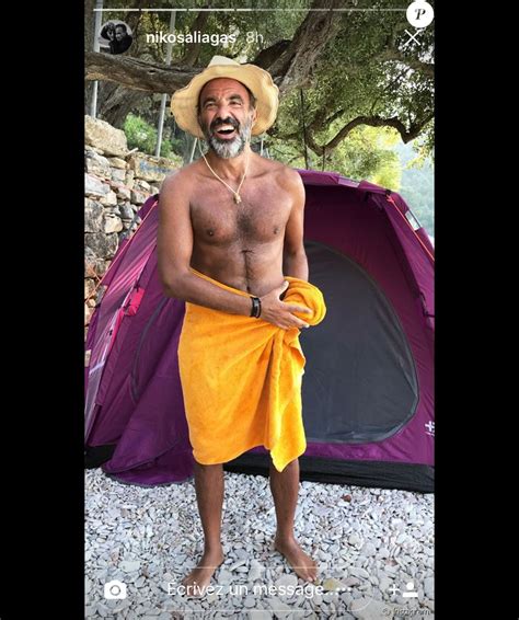 Nikos Aliagas S Affiche Barbu Et Torse Nu Lors De Ses Vacances En Gr Ce