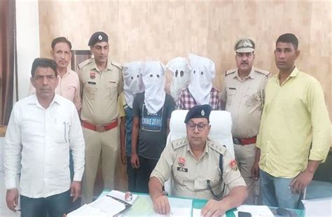 कार पर फर्जी नम्बर की प्लेट लगाकर बेचने की फिराक में थे 4 युवक पुलिस ने किया काबू 4 Youths