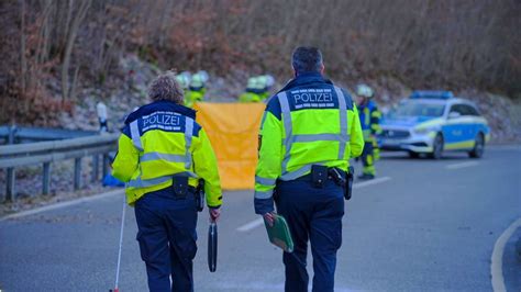 Unfall bei Lenningen Motorradfahrer stürzt wegen glatter Fahrbahn und