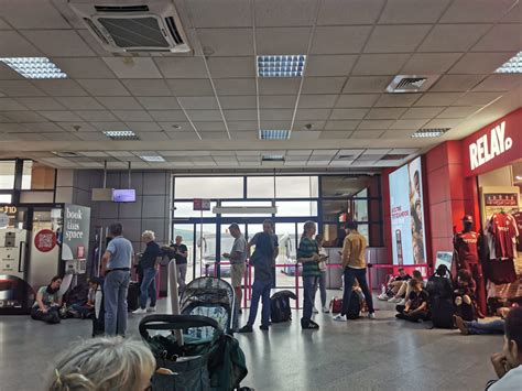 Haos la Aeroportul Cluj la Plecări Oamenii stau pe jos dar se