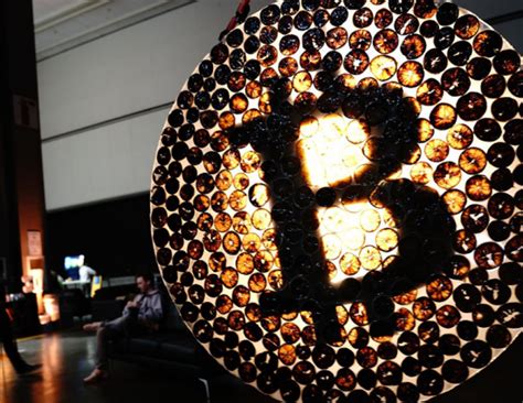 Bitcoin fixa novo máximo acima dos 70 mil dólares