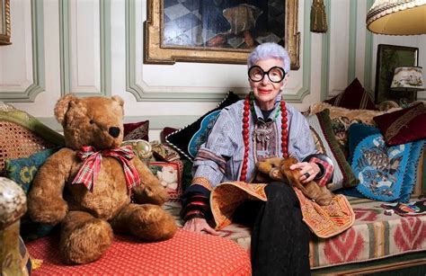 Iris Apfel icône centenaire de la mode est décédée