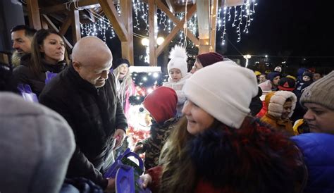 Mo Nicolae A Adus Cadouri Copiilor Din Monteoru Iar Luminile De