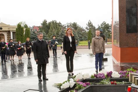 Directorul Sis A Depus Flori La Complexul Memorial Eternitate