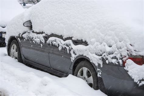 Colagem De Um Carro Coberto Por Uma Espessa Camada De Neve Durante Uma