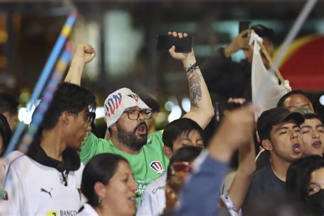 Hinchas De Liga De Quito Increpan A Jugadores Y Presidente En El