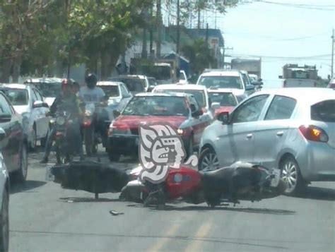 Impacta automóvil a moto en Cardel un lesionado