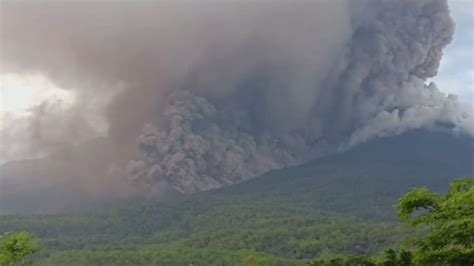 Erupsi Gunung Lewotobi Laki Laki Flores Timur Status Naik Level IV