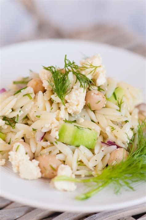 Orzo Nudelsalat Mit Kichererbsen Gurke Zitrone Dill Und Mariniertem Tofu