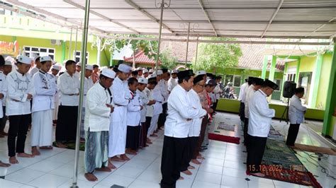 Sambut Harlah Ke 55 Keluarga Besar MTsN 1 Pasuruan Gelar Sujud Syukur