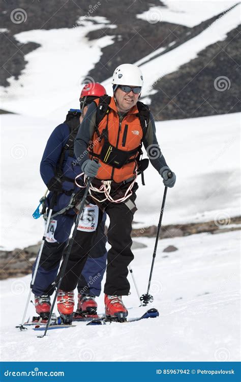 Due Alpinisti Dello Sci Scalano Sulla Montagna Sugli Sci Attaccati Alle