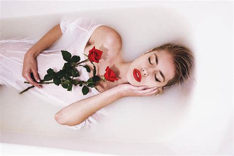 11 Creative Bathtub Photoshoot Ideas