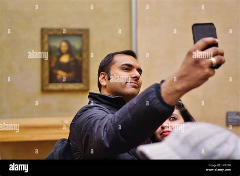 I Visitatori Prendere Selfie Foto Sui Loro Telefoni Di Fronte La Mona