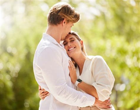 O Amor Da Natureza E O Casal Se Abra Am Para Um Tempo De Qualidade