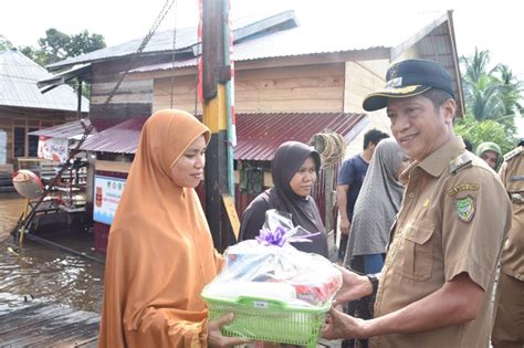 Beri Bantuan Sembako Pemkab Barito Utara Hadir Untuk Masyarakat