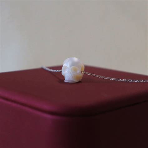 Belle Juri Simple Pearl Skull Necklace