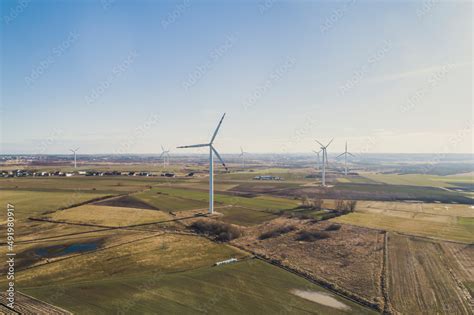 Foto de Turbiny wiatrowe wiatraki produkują energię odnawialną z