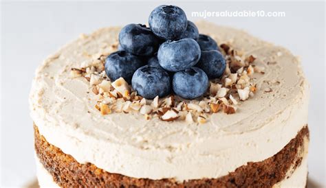 Tarta De Zanahoria Cubierta De Frosting De Queso Y Nueces Mujer