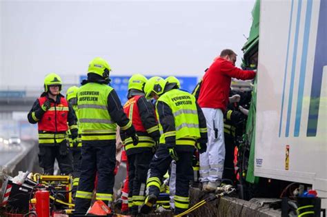 Schwerer Lkw Unfall auf der A1 beim Knoten Linz Fahrer in Führerhaus