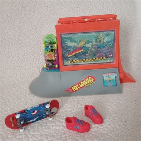 Hot Wheels Toys Hot Wheels Tony Hawk Aquarium Skatepark Playset