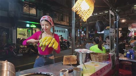 One Famous Roti Lady—puy The Most Popular Banana Pancakes In Bangkok Thai Street Food Youtube