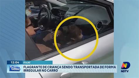 Flagrante de criança sendo transportada de maneira irregular no carro