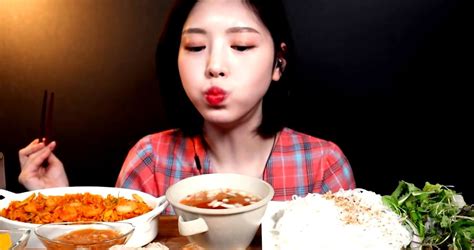 Mukbang Vlogger With 44 Million Followers Called Out For Cheating By